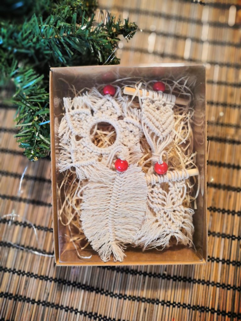 Käsitöö, eesti disain
Karbis on 6 jõuluehet - 2 lumehelvest, 2 sulge ja 2 riputist (kasutatud on punaseid puidust pärleid)

Ehtete suurus - umbes 10 - 15 cm
Mat