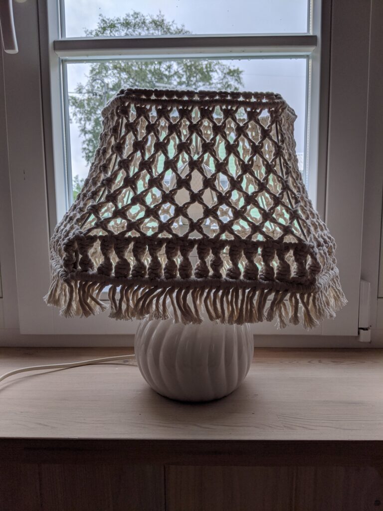 Käsitöö, eesti disain
Peamine värv: looduslik / kreem, valge keraamika
Lambi kõrgus: umbes 43 cm
Lambi laius: 36 cm
Max 60W
Materjalid: looduslik puuvillane nöö